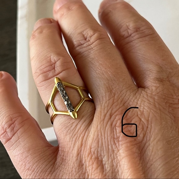 Bundle of Gold Tone Rings - Picture 5 of 9